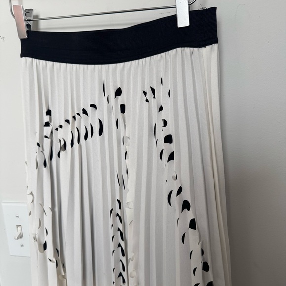 🤍 MAJE Pleated Midi Skirt • Abstract Print • Parisian Chic 4 - Picture 4 of 8